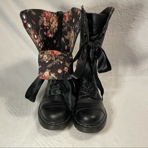 Dr. Martins Triumph 1914 W US 8 Black Floral Boots